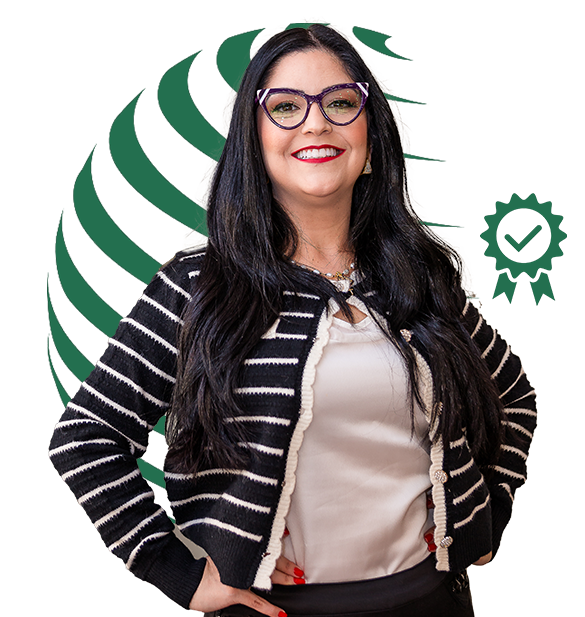 Mulher sorridente de cabelos longos e óculos de armação roxa, vestindo blusa branca e casaco preto listrado, posando confiante diante de um fundo com formas gráficas verdes.